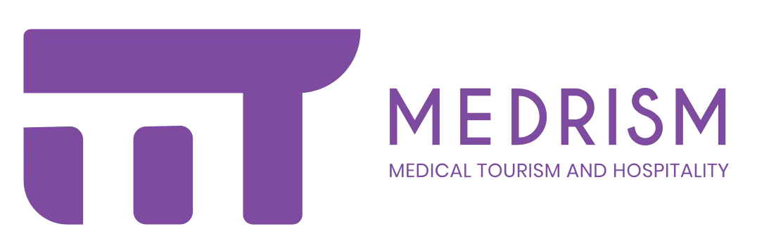 Logo horizontal blanco de Medrism, especialistas en turismo médico en España